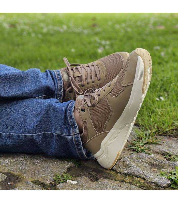 zapatillas de jhayber beige combinadas con vaqueros puestas