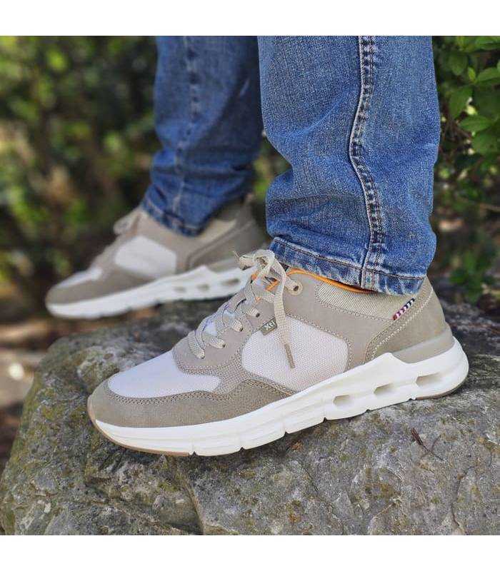 Zapatillas casual hombre XTI verano beige puestas
