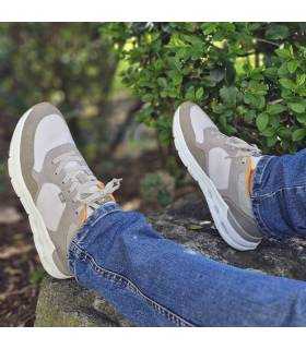hombre posando con vaqueros con las Zapatillas casual hombre XTI verano beige puestas