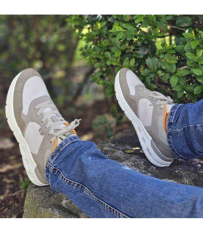hombre posando con vaqueros con las Zapatillas casual hombre XTI verano beige puestas