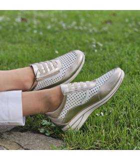 zapatos de verano en piel comodos combinados con pantalon blanco puestos