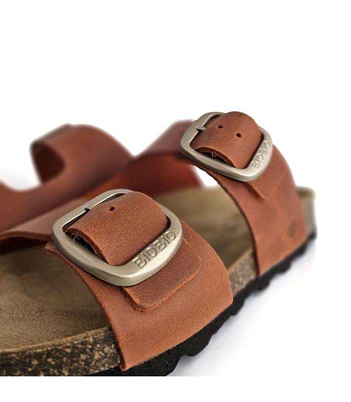 detalle hebillas sandalias bio mujer piel