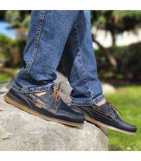 hombre posando con vaqueros con los nauticos azules de Baerchi puestos de rebajas