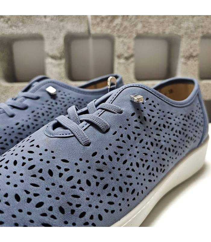 detalle troquelado floral deportivos azules Vicmart mujer