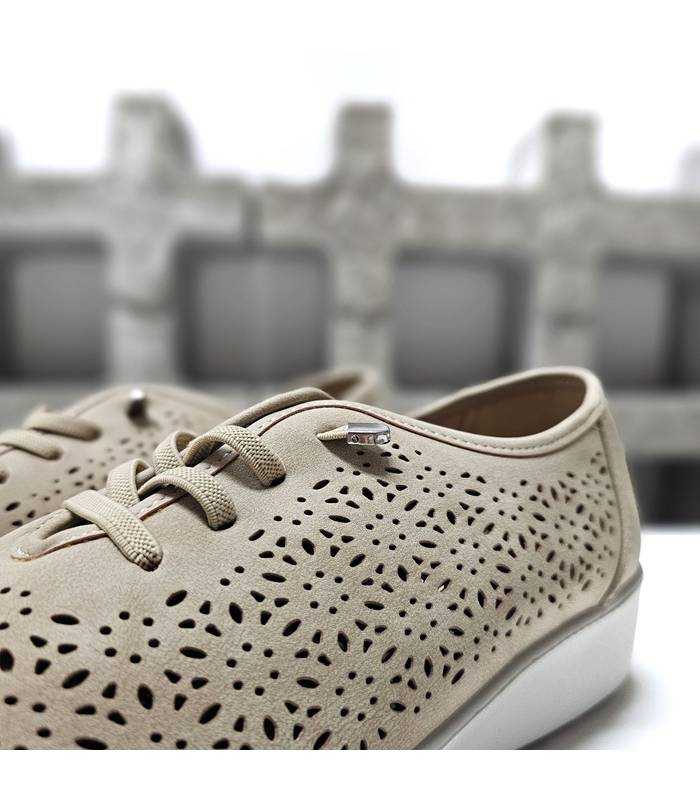 detalle troquelado floral deportivos beige Vicmart mujer