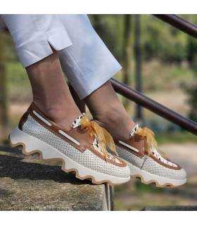 mujer posando en una esalaera con los zapatos de piel comodos verano de Nival puestos