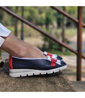 mujer posando con los mocasines comodos de estilo marinero de Nival puestos