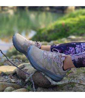 mujer posando junto al rio con las zapatillas senderismo impermeables puestas de Elementerre