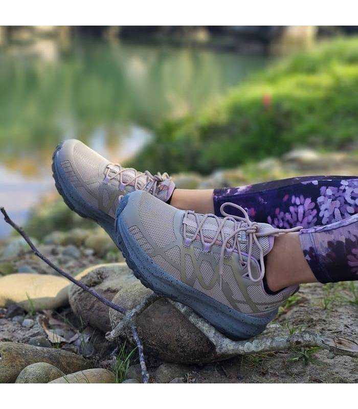 mujer posando junto al rio con las zapatillas senderismo impermeables puestas de Elementerre