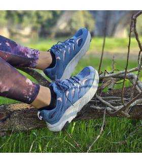 mujer posando con las zapatilla senderismo auls waterprof puestas