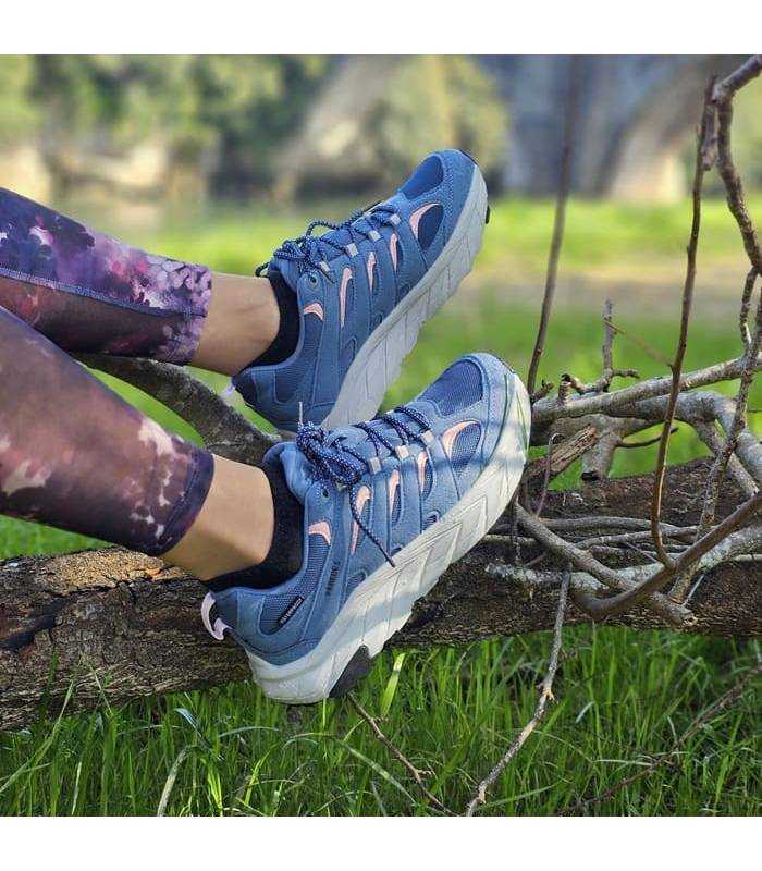 mujer posando con las zapatilla senderismo auls waterprof puestas