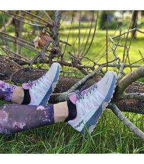 Zapatillas senderismo mujer Jhayber Dow puestas en el campo