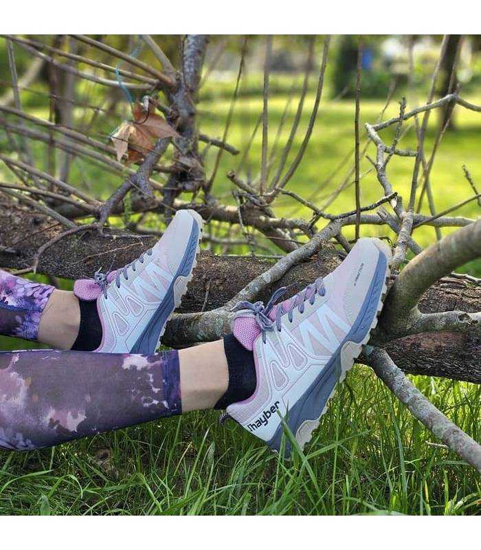 Zapatillas senderismo mujer Jhayber Dow puestas en el campo