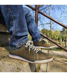 hombre posando en gradas ocn los zapatos verdes de piel de Baerchi puestos