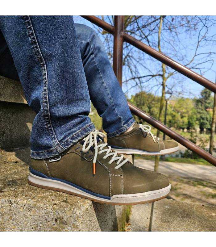 hombre posando en gradas ocn los zapatos verdes de piel de Baerchi puestos