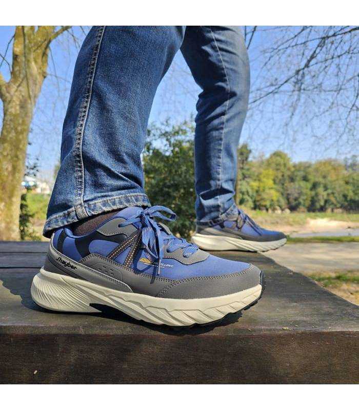 Zapatillas montaña hombre J’hayber Tandem azules puestas