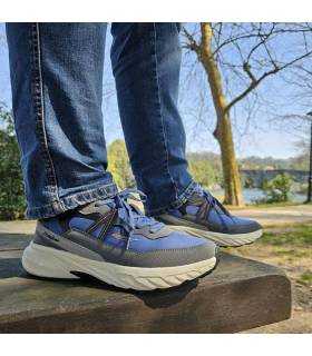 hombre posando con las Zapatillas montaña hombre Jhayber Tandem azules puestas
