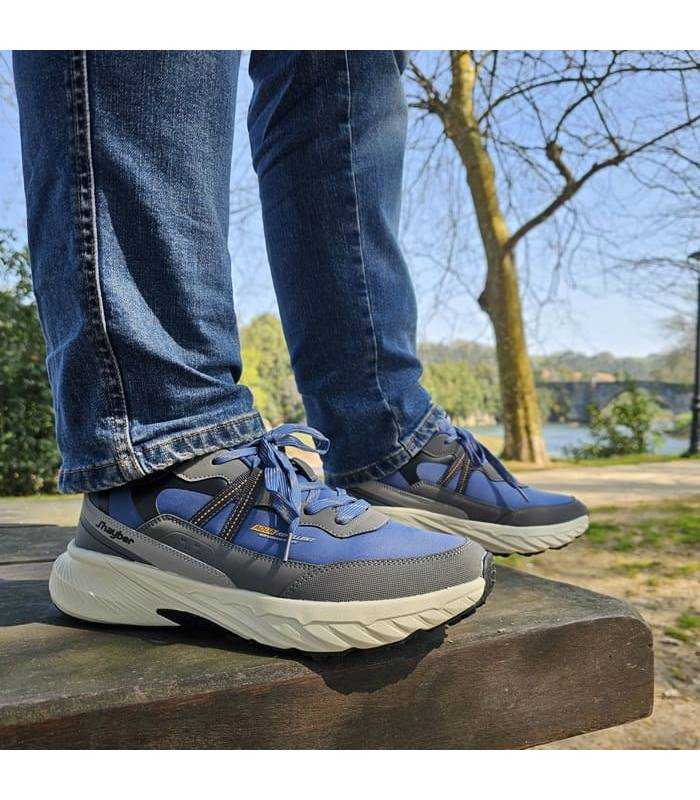 hombre posando con las Zapatillas montaña hombre Jhayber Tandem azules puestas