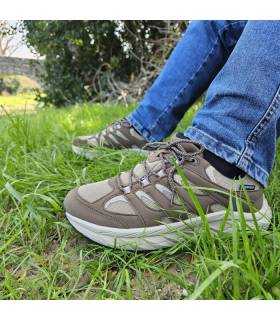 Zapatillas trekking hombre Paredes Valdegovia marrón puestas