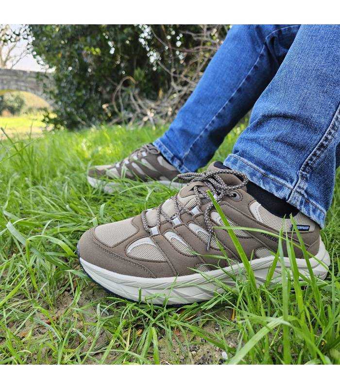 Zapatillas trekking hombre Paredes Valdegovia marrón puestas