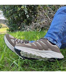 hombre posando con las zapatillas de senderimo marrones de Paredes