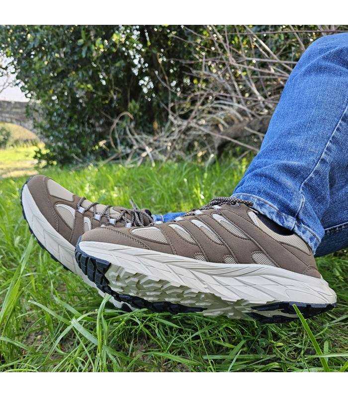 hombre posando con las zapatillas de senderimo marrones de Paredes