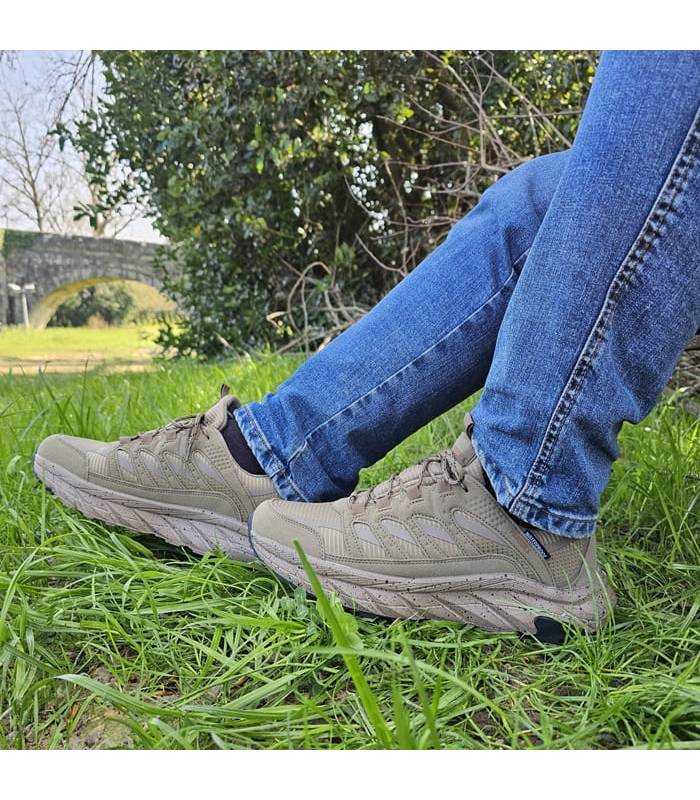 Zapatillas trekking hombre Paredes Insua impermeables puestas en el prado