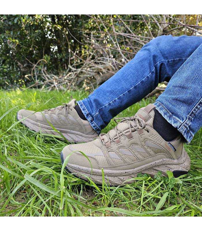 Zapatillas trekking hombre Paredes Insua impermeables puestas