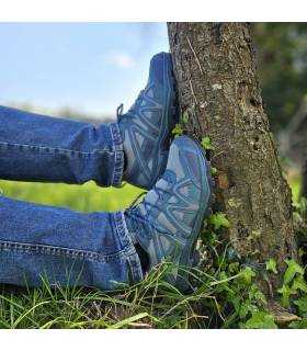 hombre posando conzapatillas senderismo azul hombre ligeras trekking verano puestas