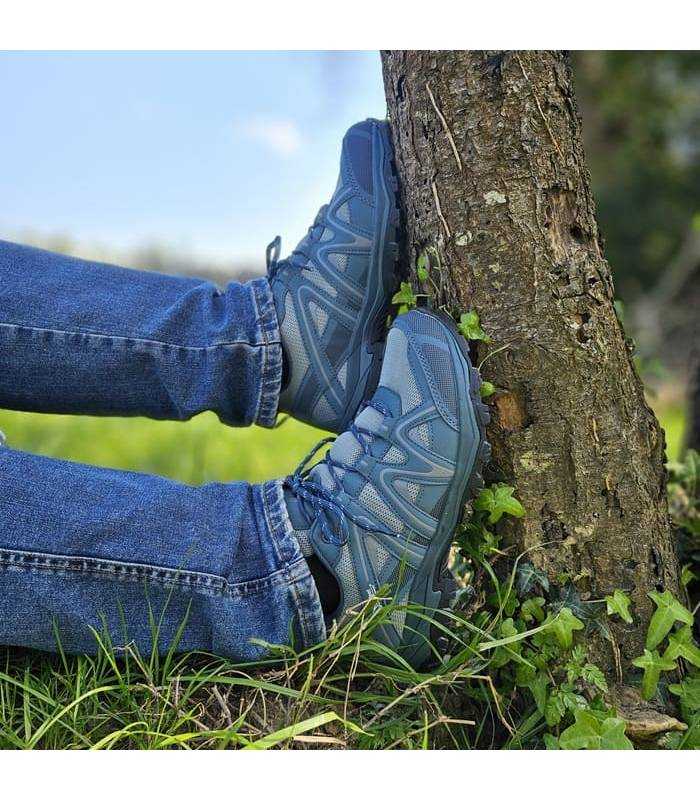 hombre posando conzapatillas senderismo azul hombre ligeras trekking verano puestas