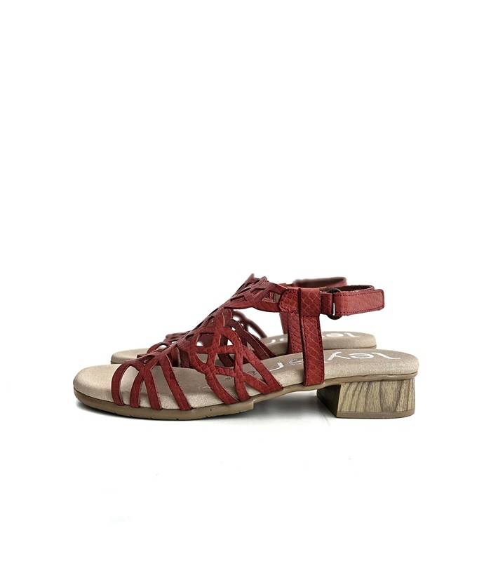 detalle sandalias piel elegantes rojas troquelado floral