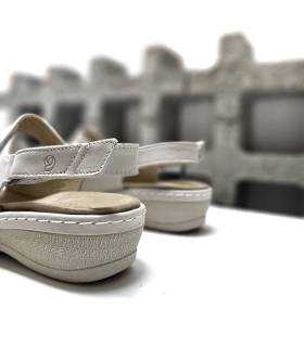 detalle sandalias piel beige horma ancha Suave
