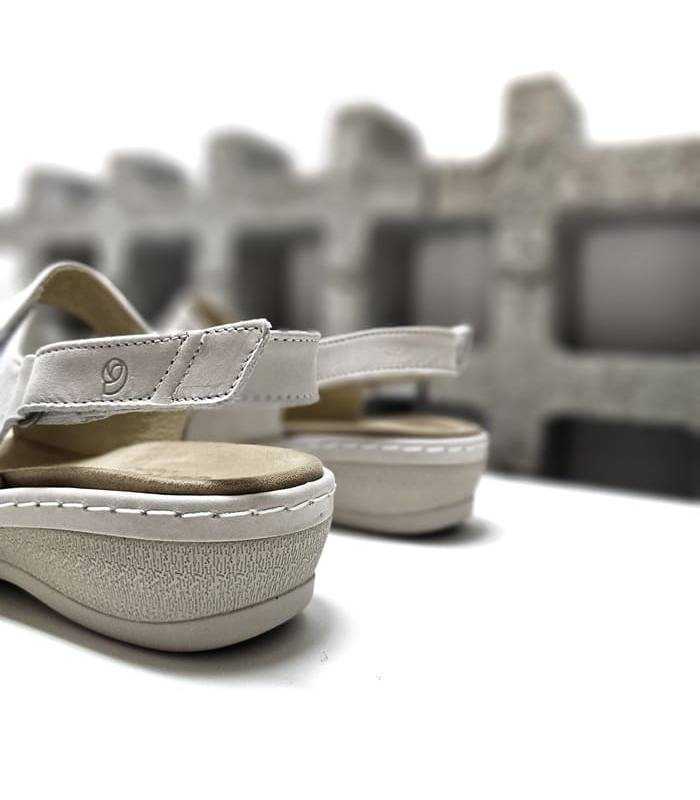 detalle sandalias piel beige horma ancha Suave