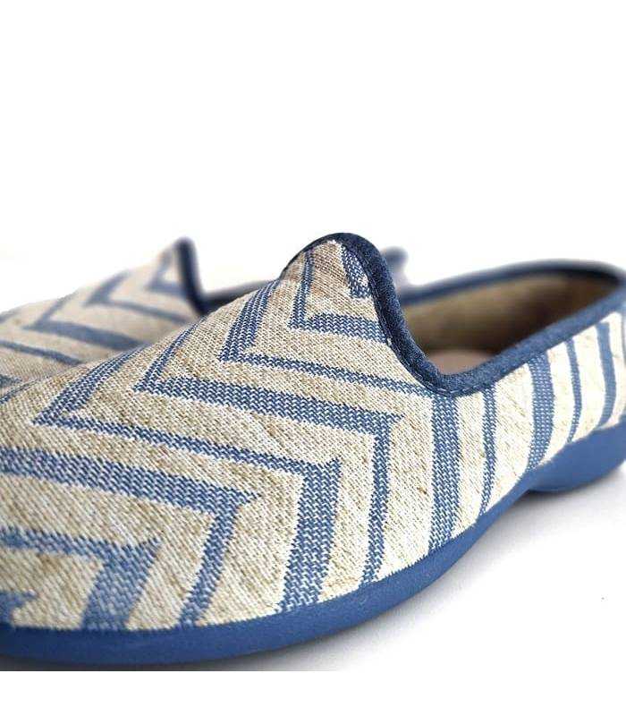 detalle zapatilla casa mujer tejido geometrico azul