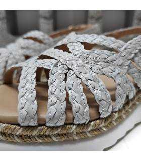 detalle sandalias Chica10 blancas tiras trenzadas