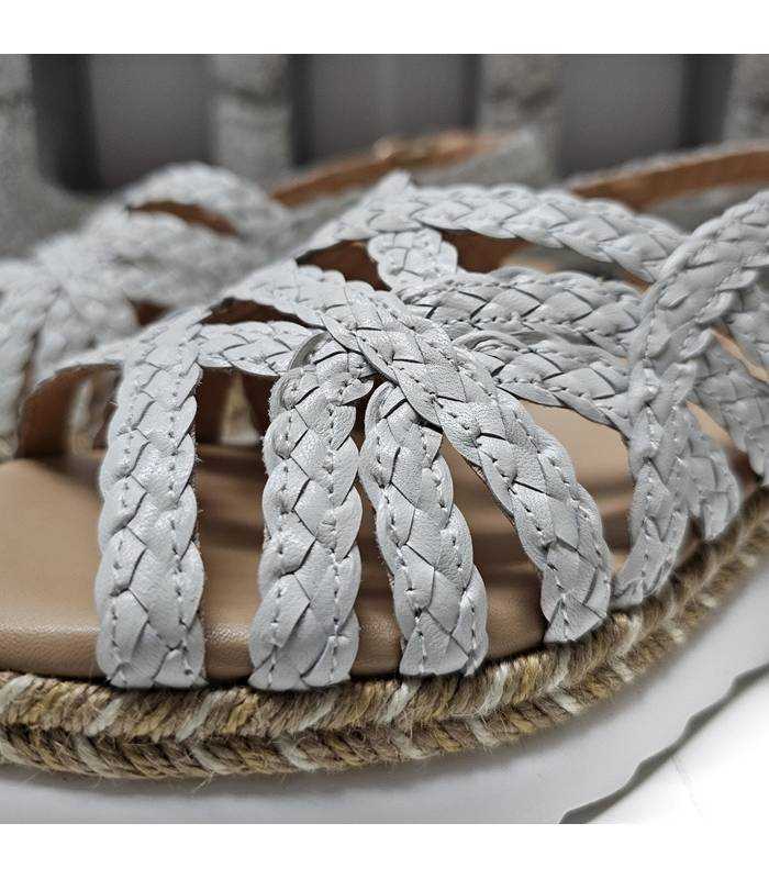 detalle sandalias Chica10 blancas tiras trenzadas