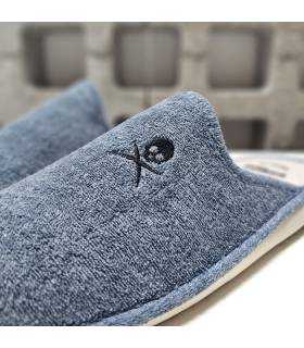 detalle bordado zapatillas casa hombre azul Gomus