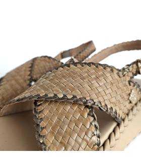 detalle sandalias piel trenzada mujer camel plataforma talón%description%