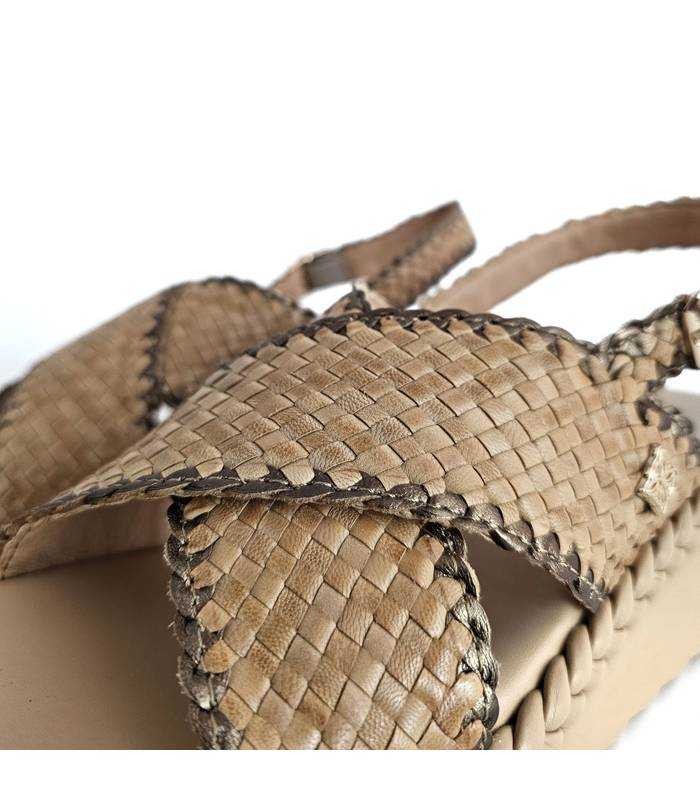 detalle sandalias piel trenzada mujer camel plataforma talón%description%