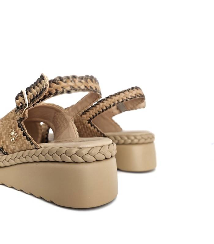 sandalias mujer piel trenzada camel con hebilla dorada plataforma