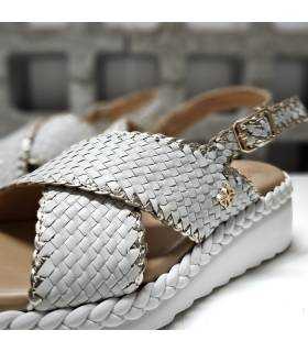 detalle sandalias piel trenzada mujer blancas plataforma Chika10 talón