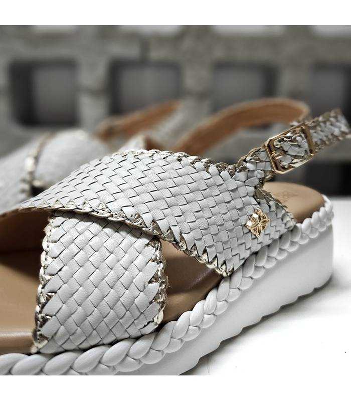 detalle sandalias piel trenzada mujer blancas plataforma Chika10 talón