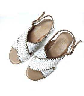 sandalias mujer piel trenzada blancas con hebilla dorada plataforma