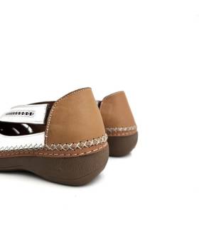 detalle trasero zapatos mujer piel blanca y cuero cosido artesanal