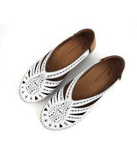 vista superior zapatos calados mujer piel blanca diseño verano