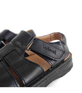 Sandalias piel negra con velcro y suela ligera.