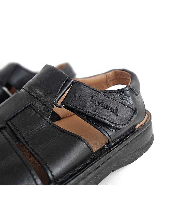 Sandalias piel negra con velcro y suela ligera.