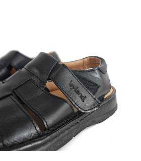 detalle del cierre de velcro de las sandalias comodas cerradas de Luisetti