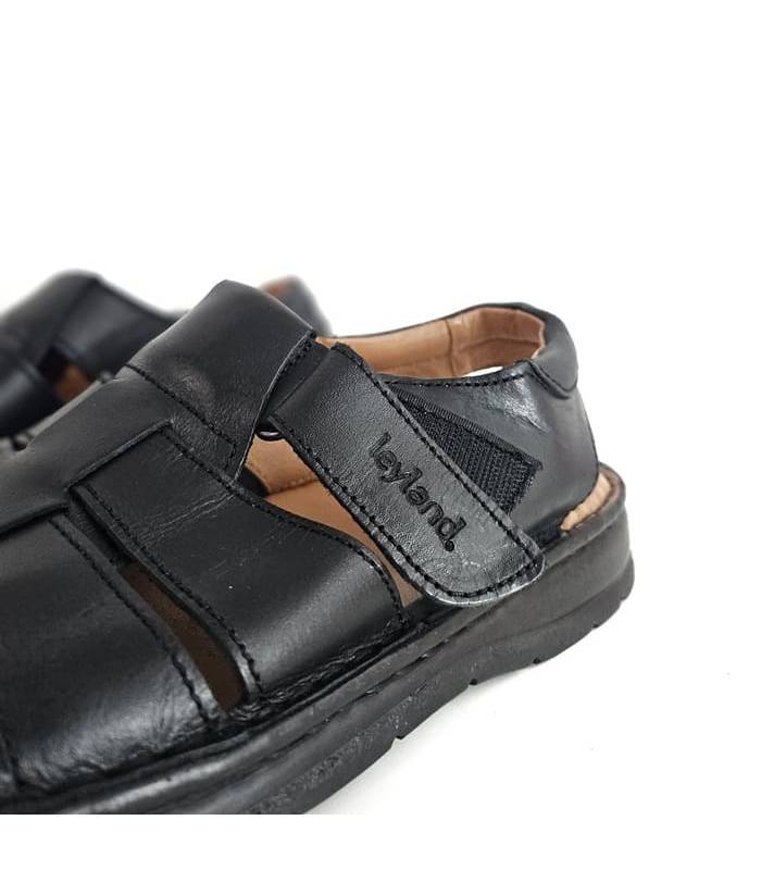 detalle del cierre de velcro de las sandalias comodas cerradas de Luisetti