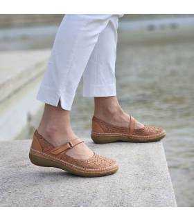 mujer posando con los zapatos mercedes de piel marrones vicmart puestos